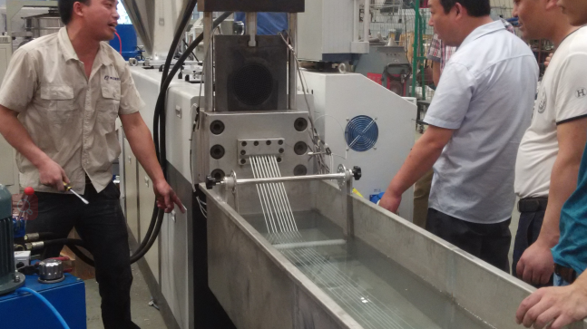 El solo tornillo 100kg/H hizo salir el extrusor de la máquina de la granulación del PVC 1