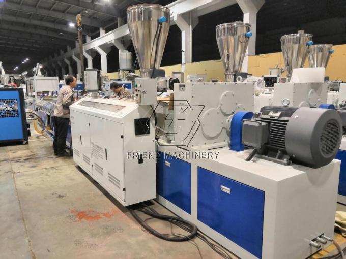 El PE pulveriza la cadena de producción de la protuberancia del perfil de WPC tornillo gemelo cónico 3