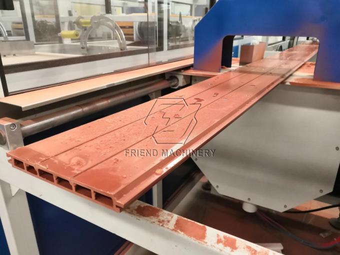 El PE pulveriza la cadena de producción de la protuberancia del perfil de WPC tornillo gemelo cónico 4