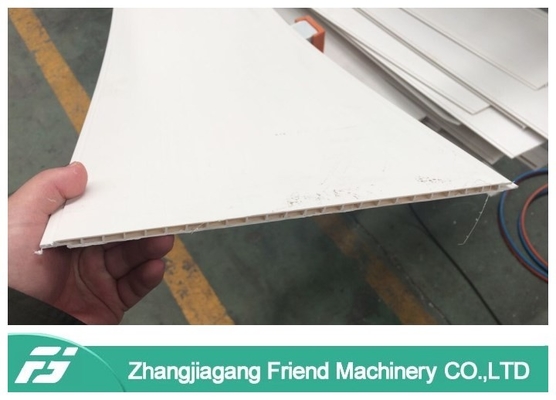 Un buen precio. cadena de producción del techo del Pvc de la anchura de 250m m, el panel de techo del Pvc que hace la máquina en línea