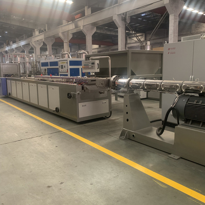 Un buen precio. Tornillo del doble de la producción del perfil de la puerta de la ventana del PVC UPVC WPC en línea