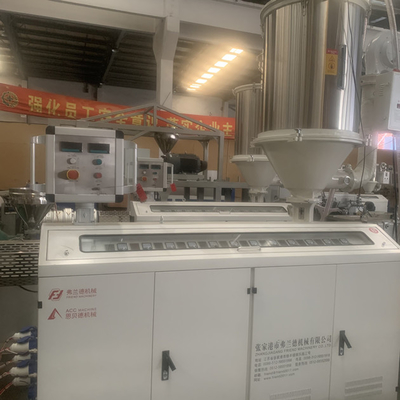 Un buen precio. Máquina plástica completamente automática del tubo del PE 100kg/H con el inversor de ABB en línea