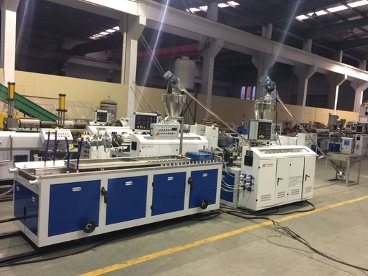 máquina de la protuberancia del panel de techo del Pvc de 600m m para el diseño doble del tornillo de la hoja