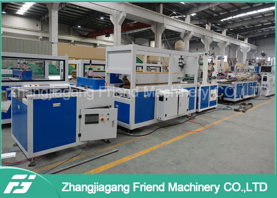 Un buen precio. Techo grande del Pvc de la capacidad que hace la máquina, cadena de producción del panel de pared del Pvc en línea
