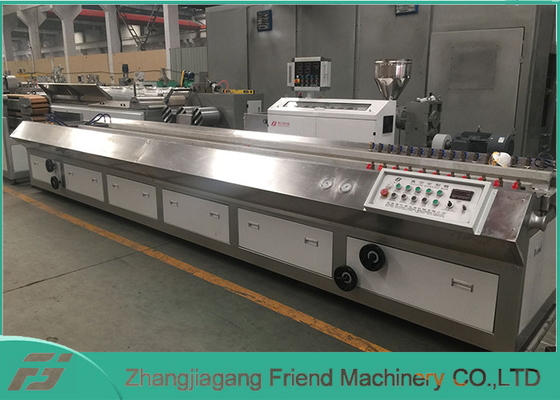 Good price Tornillo 4m/Min Wpc Extrusion Machine, cadena del doble del Sgs de producción del Decking de Wpc en línea