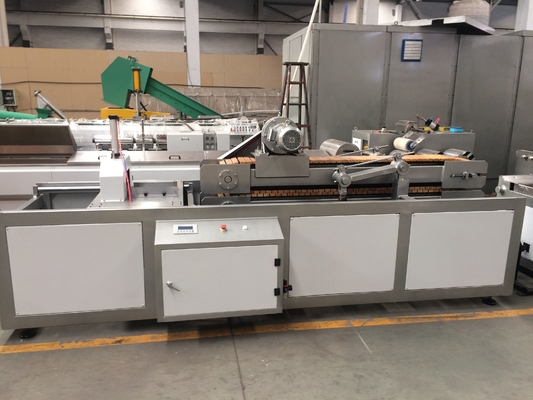 Un buen precio. Cadena de producción de extrudado del tablero del CE 250kg/H WPC resistente de humedad en línea
