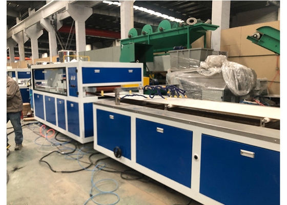 Un buen precio. 150kg/línea de la protuberancia del panel de techo del Pvc de H 250m m WPC en línea
