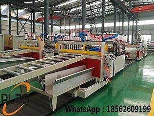 Un buen precio. PVC del CE no pulverizar ninguna anchura del tablero del extrusor 1240m m de la deformación WPC en línea