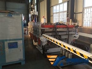 Un buen precio. Sola línea de la protuberancia del perfil de los muebles WPC del tornillo de 55M M en línea