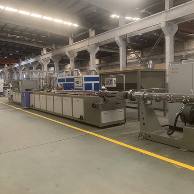 Un buen precio. línea anchura de la protuberancia del panel de techo del PVC de la capacidad 300kg/H de 250m m en línea