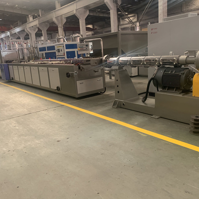 Un buen precio. cadena de producción del tablero de 250kg/H WPC 1220m m para la decoración en línea