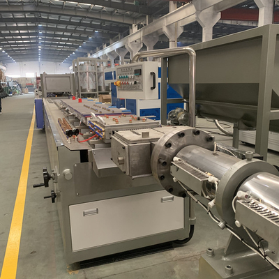 Un buen precio. cadena de producción plástica del tablero de madera WPC de 80kg/H 1200m m tornillo gemelo cónico en línea