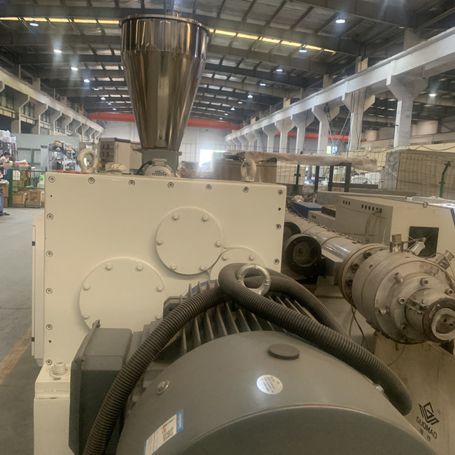 Máquina plástica doble cónica del tubo del extrusor de tornillo 45RPM 2
