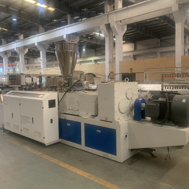 Máquina plástica doble cónica del tubo del extrusor de tornillo 45RPM 1