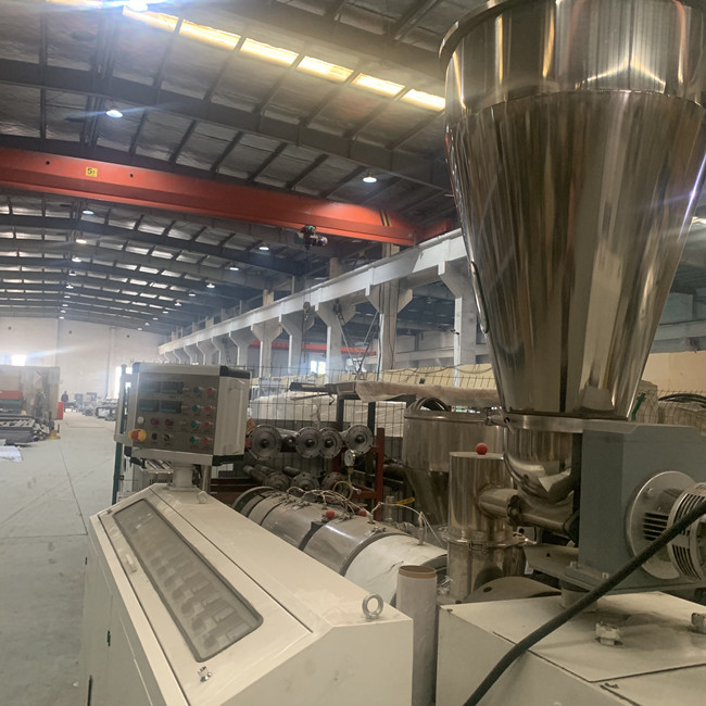 Máquina modificada para requisitos particulares del panel del perfil del Pvc de 700m m con el tornillo doble 1