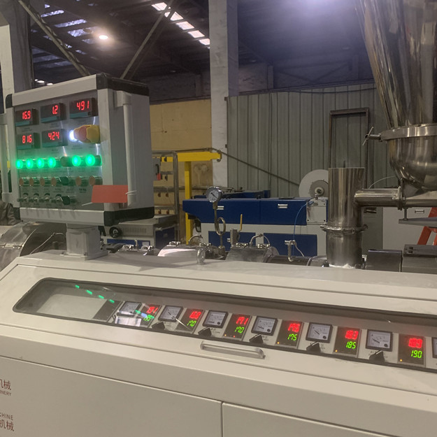 Línea plástica de dos fases 600kgs/H de la granulación del PVC para granular los materiales reciclados 3