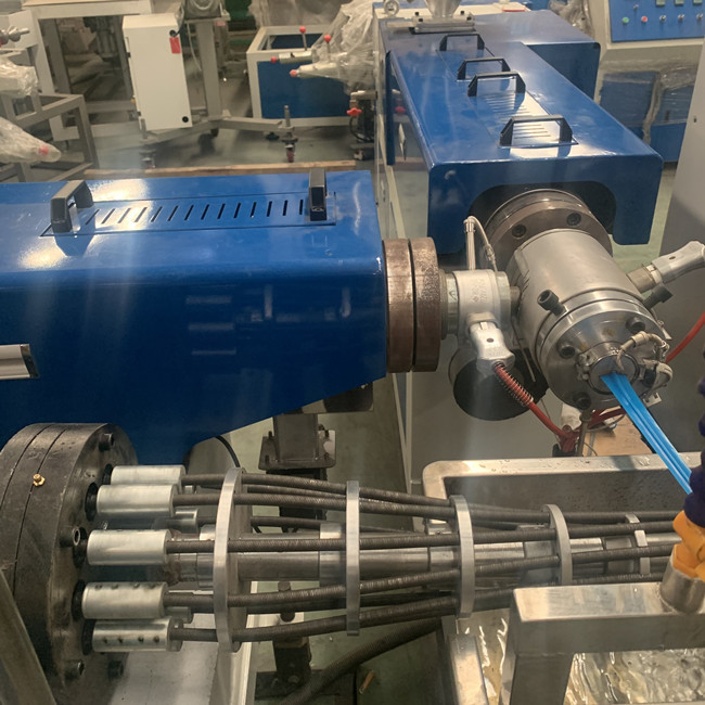 Línea de la protuberancia del tubo de la máquina PE de la manguera del espiral del motor de Siemens de los gránulos del PVC 2
