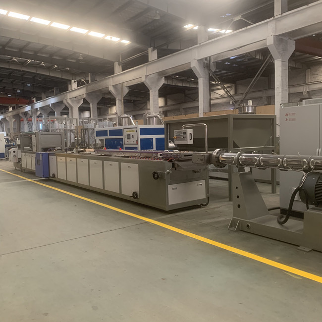 línea anchura de la protuberancia del panel de techo del PVC de la capacidad 300kg/H de 250m m 2