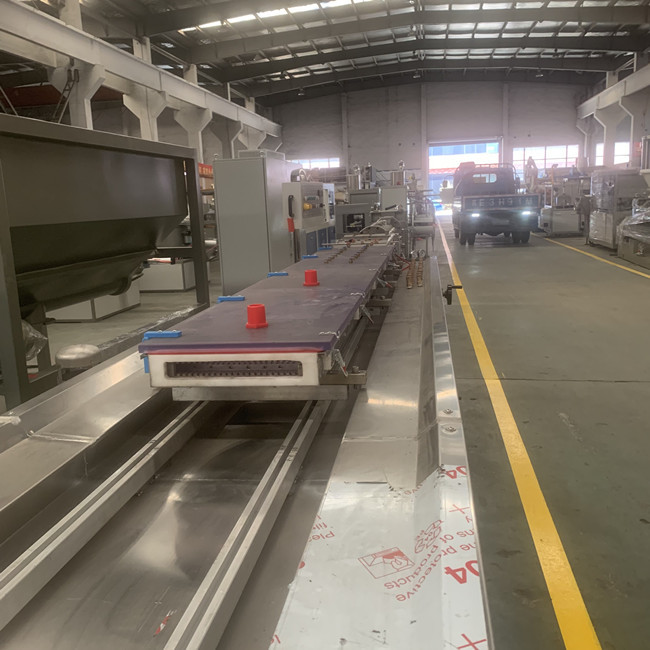 línea anchura de la protuberancia del panel de techo del PVC de la capacidad 300kg/H de 250m m 1
