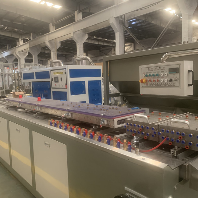 línea anchura de la protuberancia del panel de techo del PVC de la capacidad 300kg/H de 250m m 0