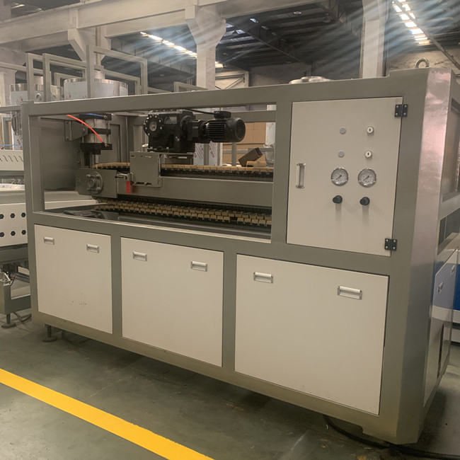 cadena de producción del tablero de 250kg/H WPC 1220m m para la decoración 5