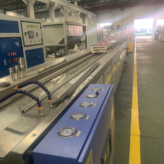 cadena de producción del tablero de 250kg/H WPC 1220m m para la decoración 1