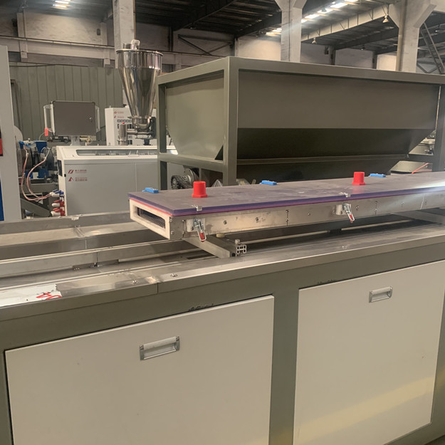 cadena de producción del perfil de 250m m 400kg/H WPC extrusor de tornillo gemelo 4