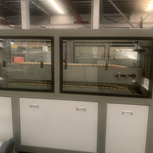 la cadena de producción del extrusor del tubo del HDPE 180kg/H máquina de la protuberancia limpia la formación con la aspiradora 4