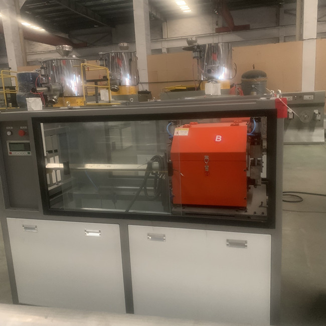 la cadena de producción del extrusor del tubo del HDPE 180kg/H máquina de la protuberancia limpia la formación con la aspiradora 2