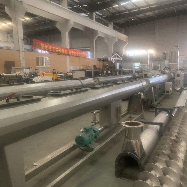 la cadena de producción del extrusor del tubo del HDPE 180kg/H máquina de la protuberancia limpia la formación con la aspiradora 0