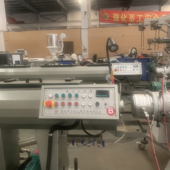 la cadena de producción del extrusor del tubo del HDPE 180kg/H máquina de la protuberancia limpia la formación con la aspiradora 5