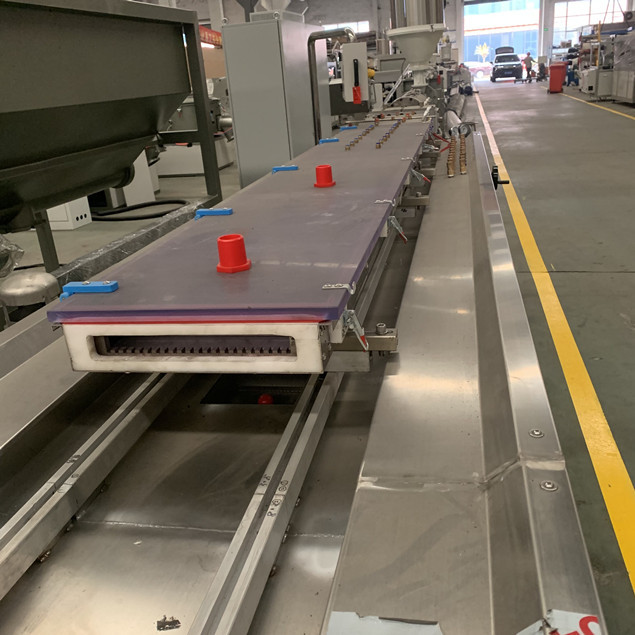 Tablero gemelo del tornillo WPC que hace máquina la alimentación horizontal ahorro de energía de la cuchilla 4