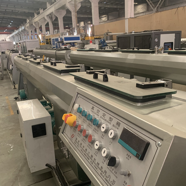 La cadena de producción del tubo del polietileno del PLC 630m m PPR limpia la formación con la aspiradora 2