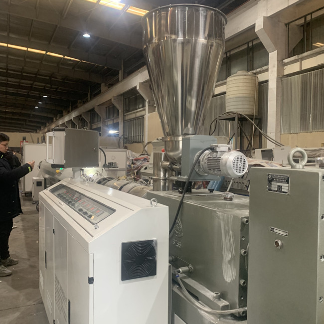 El PVC pulveriza la máquina plástica 6m/Min del tubo del agua eléctrica 1