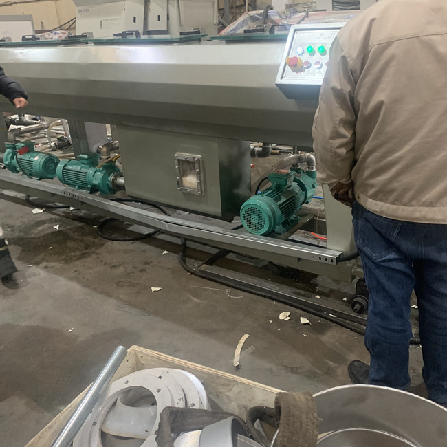 El PVC pulveriza la máquina plástica 6m/Min del tubo del agua eléctrica 3