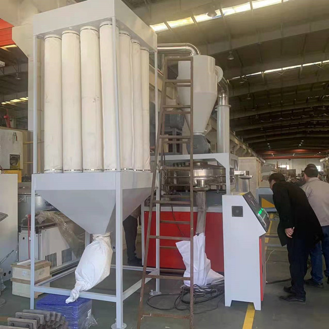 Máquina de pulir del pulverizador plástico inútil del PE sistema de enfriamiento dual de 37 kilovatios 1